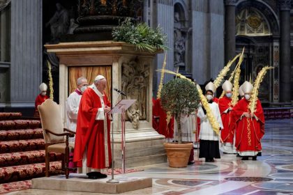 Papst feiert Palmsonntagsmesse mit nur wenigen Gläubigen