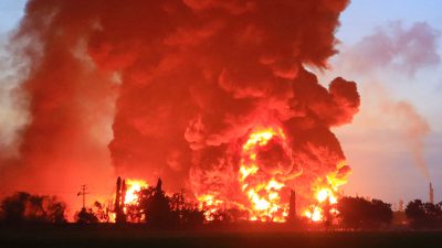 Großbrand in indonesischer Öl-Raffinerie