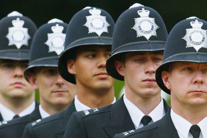 Britischer Elite-Polizist nach Leichenfund nahe London wegen Mordes beschuldigt
