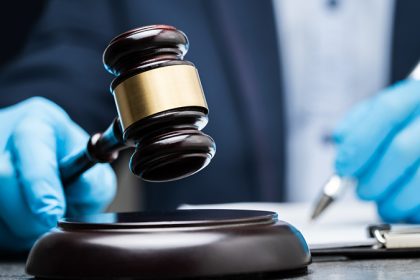 Nach Freistellung wegen Maskenbefreiung: Arbeitgeber zur Lohnzahlung verurteilt