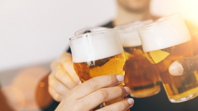 Betriebe müssen Bier loswerden – Freibier statt Gully?