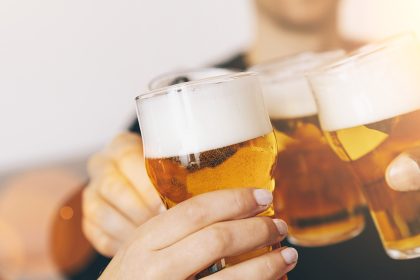 Betriebe müssen Bier loswerden – Freibier statt Gully?
