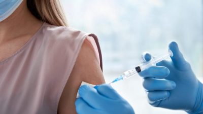 Studie: Erste Covid-Impfdosis allein schützt nicht