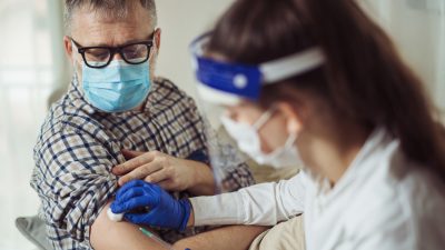 Noch infektiöserer Virus durch Impfung? Impfkommission beantwortet Epoch-Times-Anfrage