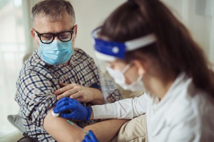 Noch infektiöserer Virus durch Impfung? Impfkommission beantwortet Epoch-Times-Anfrage