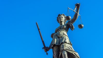 Juristen schließen sich #dankeallesdichtmachen an – Ehemaliger Richter gibt Bundesverdienstkreuz zurück