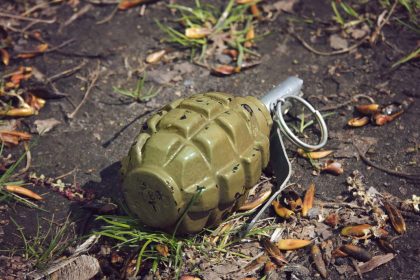 Jugendliche entgehen knapp Detonation von gefundener Handgranate