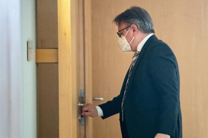 Weitere Abgeordnete in Maskengeschäfte involviert – Unionsfraktions-Spitze warnt vor Geschäftemacherei