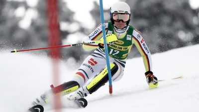 Skirennfahrerin Dürr beim Slalom in Are auf Podestkurs