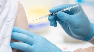 DAX-Konzerne machen Tempo mit Tests und eigenen Impfungen
