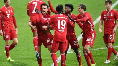 Bayern bleiben auf Titelkurs – Wolfsburg deklassiert Schalke