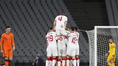 Fehlstart für Oranje: Yilmaz trifft dreimal für Türkei