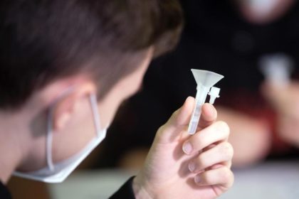 Hamburger Schnelltests an Schulen enthalten giftige Flüssigkeit – Schüler benutzen sie ohne Schutz