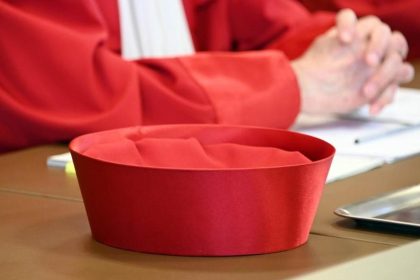 Verfassungsbeschwerde von entlassenem Betreuer nach Widerstand gegen Impfung erfolglos