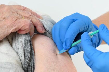 Hausärzte starten mit Corona-Impfungen – Verband fordert Klarheit zu AstraZeneca-Nebenwirkungen