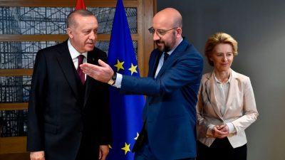 „Ähm“ – Kein Sessel für von der Leyen neben Erdogan: Brüssel verärgert über Behandlung von EU-Kommissionschefin