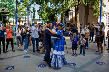 Die Costaricaner sind voll Lebensfreude und wirken vollkommen Corona-angstfrei