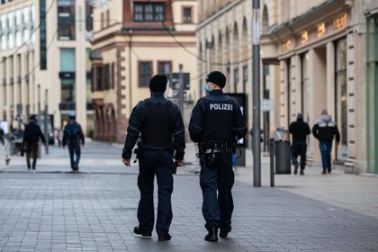 Sachsen setzt 1.700 Polizeikräfte ein um Verbot der Querdenken-Demonstration durchzusetzen