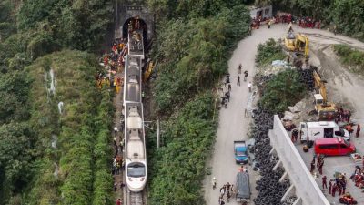 Bergungsarbeiten nach Bahnunglück mit 50 Toten in Taiwan