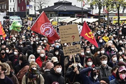 Randale im Kreuzberger Nachgang: Nach Demo gegen Mietendeckel-Urteil flogen Flaschen und Steine
