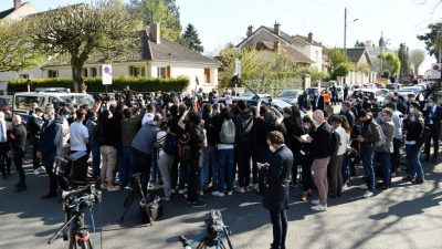 Macron besucht Angehörige von getöteter Polizeimitarbeiterin bei Paris