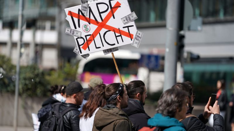Video: Proteste vor Bundestag gegen neues Infektionsschutzgesetz – § 28b