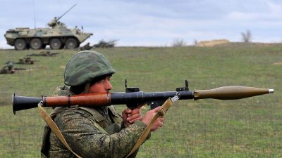 Grenze zu Ukraine: Moskau kündigt Rückzug seiner Truppen an – Putin nimmt Einladung Selenskyjs an