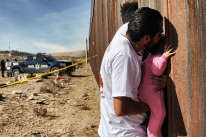 Zwei kleine Mädchen von Unbekannten über die Grenzmauer in die USA geworfen