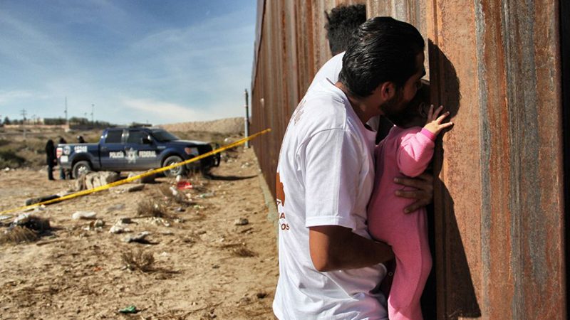 Zwei kleine Mädchen von Unbekannten über die Grenzmauer in die USA geworfen