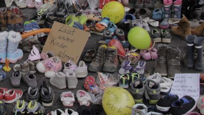 Kinderschuh-Demo in Detmold – Eltern kämpfen gegen Testpflicht an Schulen