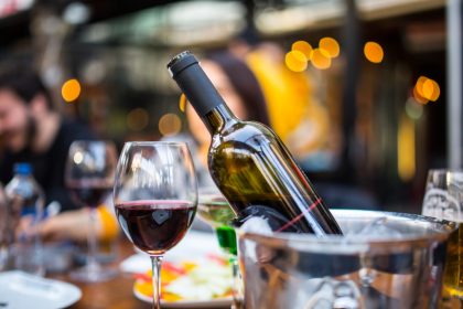 Mit versteckter Kamera gefilmt: Verdächtige wegen illegalen “Corona-Diners” in Paris vernommen