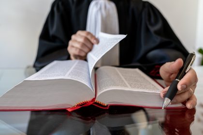 Wirbel um Musterantrag zur Kindeswohlgefährdung – Ex-Familienrichter soll Gerichtskosten zahlen