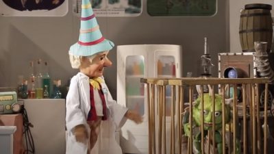 Augsburger Puppenkiste und Bayern-Ministerium erklären Corona-Tests – Neue Realität kindgerecht