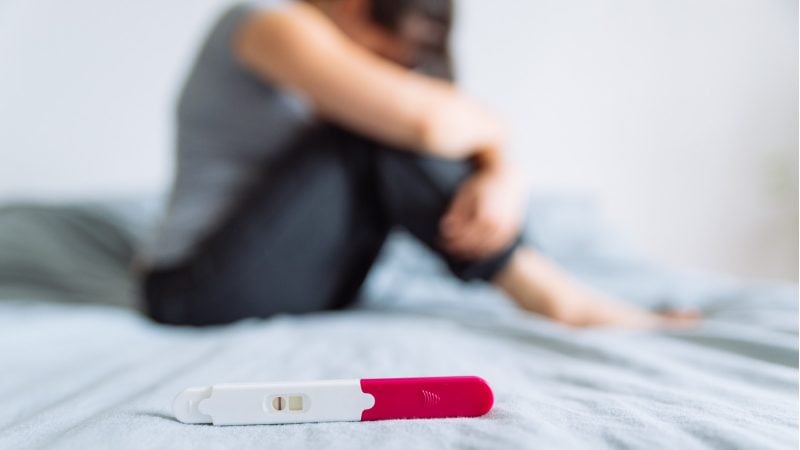 Konzeptbild Unfruchtbarkeit, negativer Schwangerschaftstest