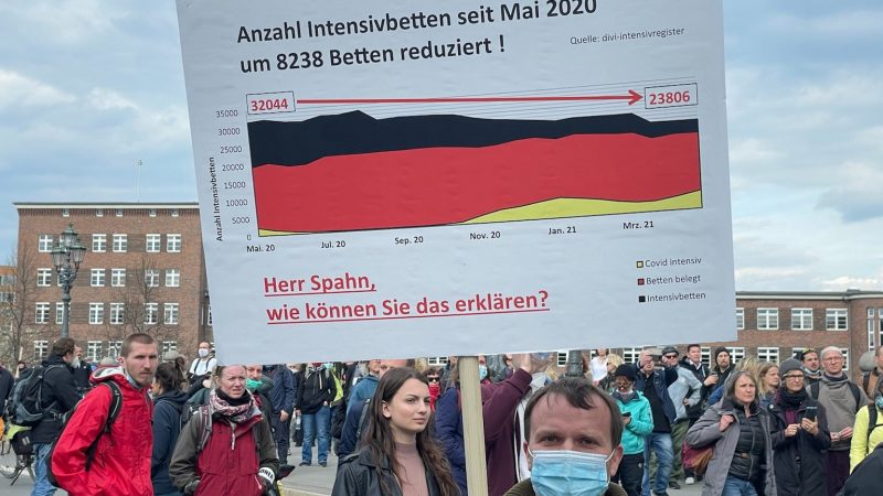 Corona-Proteste in Berlin: Polizei beendet Versammlung vor Schloss Bellevue wegen „massiver Auflagenverstöße“