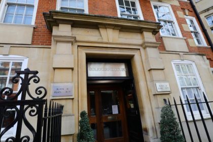 Erinnerungstafel für Dianas WG-Wohnung in London