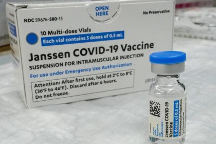 Millionen Covid-Impfdosen von Johnson müssen wegen Kontaminations-Gefahr vernichtet werden