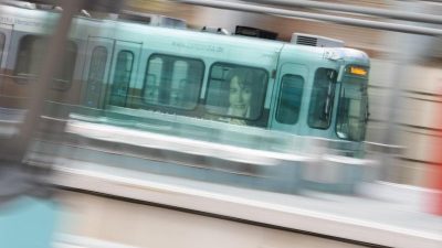 Zahl der Fahrgäste in Bussen und Bahnen 2021 nochmals gesunken