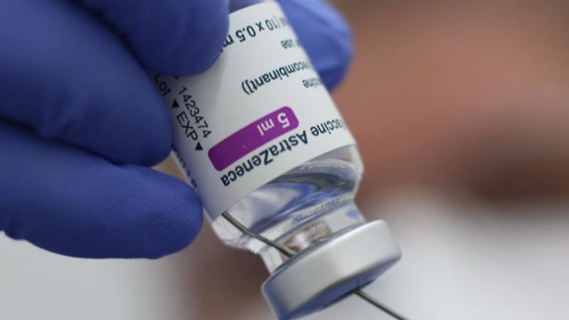 Nach AstraZeneca-Impfstoff: Britisches Model stirbt an „sehr seltenem“ Blutgerinnsel