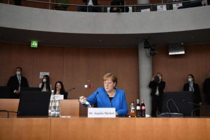 Viele Kleinanleger verloren Geld: Merkel verteidigt Einsatz für Wirecard bei China-Reise