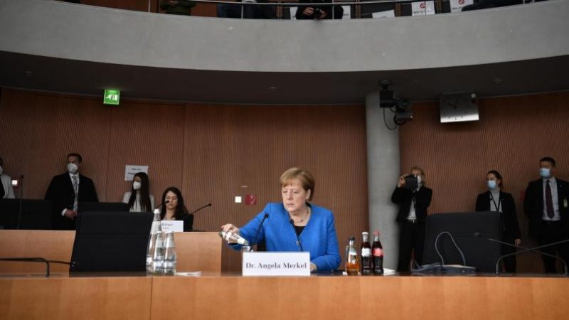 Viele Kleinanleger verloren Geld: Merkel verteidigt Einsatz für Wirecard bei China-Reise