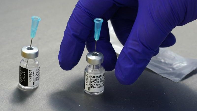 Leere Impfdosen vom Biontech Impfstoff Comirnaty stehen in einem Labor eines Impfzentrums