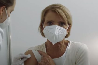 Uschi Glas-Impfung im Regierungsspot gestellt – Schauspielerin bekommt Hass-Mails