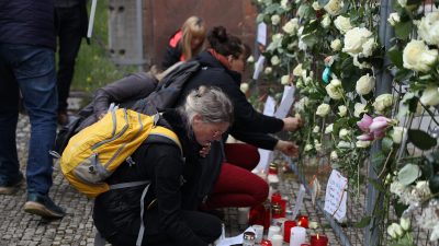 Weiße Rosen vor Weimarer Amtsgericht: Polizei löst nicht genehmigten Protest auf