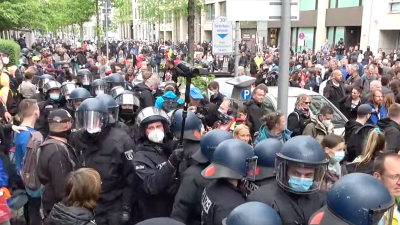 Berlin: Polizei kesselt Corona-Demonstranten ein – Einsatz von Reizgas und Festnahmen