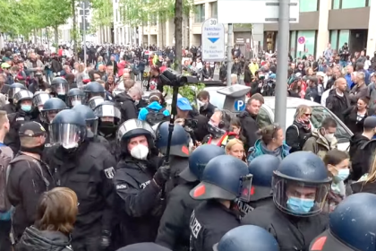 Berlin: Polizei kesselt Corona-Demonstranten ein – Einsatz von Reizgas und Festnahmen