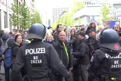 Verhandlung gegen Polizisten nach Angriff auf Corona-Demonstrant vertagt
