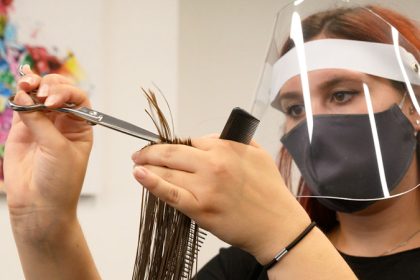 80 Prozent weniger Umsatz – Friseur: „Mit der Testpflicht ist die Katastrophe nun komplett“