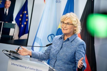 Lambrecht: Zurück zum Regelbetrieb in Kitas und Schulen