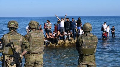 Spanische Exklave Ceuta: Soldaten fangen schwimmende Migranten ab
